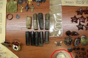 Я, конечно, очень извиняюсь, но почему никто не видит, что на фото есть медаль "За отвагу", по номеру которой чётко выясняется награжденный боец? И, соответственно, воинская часть, сослуживцы и т.д. Эти 27 грамм боевого воинского серебра часто помогают при раскопках восстановить всю картину боя и идентифицировать погибших героев. Вечная им память.