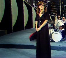 Песня первоклассника

Нагружать все больше нас
Стали почему-то.
Нынче в школе первый класс
Вроде института.
Нам учитель задает
С “иксами” задачи.
Кандидат наук - и тот
Над задачей плачет.

Припев:
То ли еще будет,
То ли еще будет,
То ли еще будет,
Ой-ой-ой!

А у нас стряслась беда -
Сочиненье снова.
Лев Толстой в мои года
Не писал такого.
Не бываю я нигде,
Не дышу озоном.
Занимаюсь на труде
Синхрофазотроном.

Припев.

Нагружать все больше нас
Стали почему-то.
Нынче в школе первый класс
Вроде института.
Я ложусь в двенадцать спать,
Силы нет раздеться.
Вот бы сразу взрослым стать,
Отдохнуть от детства!

Припев.