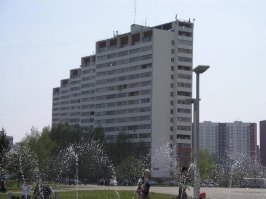 Извините за многАбукФ. Хотел кратко, но что то как вспомнил и понеслось! "Чукча не писатель"
В конце 80х- начале 90х часто бывал там ибо бабушку из деревни дядя забрал к себе в Челны.
Одноклассники ездили к бабушкам в деревню, а моя жила в 16 этажном доме на 14 этаже, где даже на лоджию выйти было страшно (сейчас это наверное в порядке вещей, а тогда почему то все бабушки жили в деревнях).
16й комплекс, дом "гармошка" как сейчас помню мои ПОСЛЕДНИЕ визиты туда в отрочестве. 
Вот был беспредел!!! Был у меня дружище ровесник-не кровный родственник с 20 или 22го комплекса, с ним мы и тусили. Пля, дрались почти каждый день вместе с его конторой с кем то с другого комплекса, с моим же(бабушка)16 комплексом, с каким то соседним комплексом и.т.д.....Рассказывал он как *прописывали в подвал*, это как исполнилось 15 лет (может 14, не помню точно) тебя "вписывают" в местную контору(банду) через п3дюлину и ты должен продержатся. Я там наверное не все на себе оценил благодаря какой то там не плохой позиции этого самого Женька- родственника в иерархии одного из самых сильных комплексов. Столько всего было! Рассказывать что творили даже имея ввиду наш на тот момент отроческий возраст думаю и сейчас чревато. 
Первый раз на зимней рыбалке был именно в Челнах, на Каме. Выезд в 4 утра и кудато на ЛУАЗе(специальный какой то был автобус для рыбаков), шкандыбали долго до каких то Ибеней..
Башню эту помню, тогда еще не достроенную и кинотеатр рядом. недалеко от нашей *гармошки*. Так же недалеко построили здание администрации чтоль, не помню и что то там по подземным водам не проканало, в общем не знали что с этим зданием делать и об этом знали все проживающие вокруг.
А вообще даже в те времена город казался офигенно чистым, красивым, современным! Город молодых! В каждых дворах спортивные площадки, зимой- хоккейные коробки... ну и бригады, конторы, комплексы....
Бабушка на лавочке сидела перед парадной с "тремя с половиной" подружками-бабушками из всех этих 5/ 16ти этажек наверное. На других лавочках я бабушек не видел, только гоп-компании. 
Бегишево! С детства я этот аэропорт "истоптал" благодаря авиаторской династии, потом сам будучи продолжателем династии.....ну это другая тема....