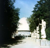 Не знаю про какую трубу в кустах ты говоришь, телескоп в обсерватории в плохую погоду был направлен на звезду на высотке на Краснопресненской.