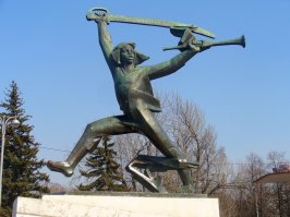 И в страхе бежал разбитый Главный Буржуин, громко проклиная эту страну с ее удивительным народом, с ее непобедимой армией и с ее неразгаданной Военной Тайной. 
      А Мальчиша-Кибальчиша схоронили на зеленом бугре у Синей Реки. И поставили над могилой большой красный флаг. 

      Плывут пароходы -- привет Мальчишу! 
      Пролетают летчики -- привет Мальчишу! 
      Пробегут паровозы -- привет Мальчишу! 
      А пройдут пионеры -- салют Мальчишу!