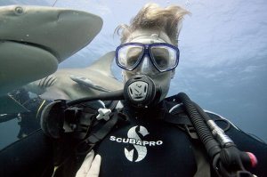 «Заклинатель зверей» ездит по миру и делает ужасно милые селфи с животными