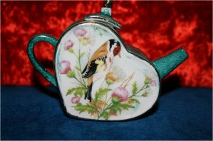 Что посоветовать автору поста? Идите в музей, прочтите несколько книг по искусствоведению, купите абонемент в консерваторию и т. п. И, может быть, потом, сделаете пост с действительно симпатичной посудой.