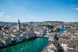 А вот ежегодный праздник в Цюрихе. Называется Лимат-Свим. Лимат - это река которая проходит через весь город. Она судоходная, довольно холодная и очень очень чистая. Но раз в год, когда вода максимально тёплая, то есть в августе, всё судоходство останавливается и весь Цюрих плывёт 3км от озера по течению под городскими мостами и через весь центр города. Сам поучаствовал в этом и это было незабываемо.