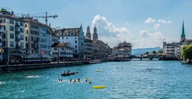 А вот ежегодный праздник в Цюрихе. Называется Лимат-Свим. Лимат - это река которая проходит через весь город. Она судоходная, довольно холодная и очень очень чистая. Но раз в год, когда вода максимально тёплая, то есть в августе, всё судоходство останавливается и весь Цюрих плывёт 3км от озера по течению под городскими мостами и через весь центр города. Сам поучаствовал в этом и это было незабываемо.