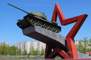 Монумент сооружен в честь формирования в Ли­пецке весной 1942 года 1-го танкового корпуса под командованием генерал-майора М. Е. Катукова. В феврале 1943 года на базе корпуса была сформирована 1-я танковая армия, удостоенная в дальнейшем звания гвардейской. Монумент символизирует победоносный путь гвардейцев-танкистов от Липецка до Берлина.
В начале 1970-х годов в липецкой средней школе № 40 была создана музейная экспозиция, посвященная катуковцам и формированию в Липецке 1-го гвардейского танкового корпуса. Директором школы тогда был С. П. Нестеров. Именно ему и увлечненным школьникам из клуба «Поиск» принадлежит идея создания памятника. Дети написали письмо маршалу бронетанковых войск А. Х. Бабаджаняну с просьбой выделить для школьного музея списанный танк времен Второй мировой войны.  Маршал откликнулся на письмо, и вскоре в Липецк привезли легендарный Т-34. Торжественное открытие монумента состоялось 1 декабря 1978 года.