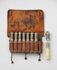 А были ещё поясные (типа патронташа) и надеваемые через плечо (типа бандольеры).