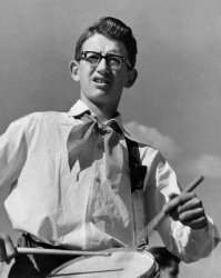 А этого музыканта узнаете?
:)
( Пионер Саша Фрадкин (Градский)... Начало 1960-х годов...)