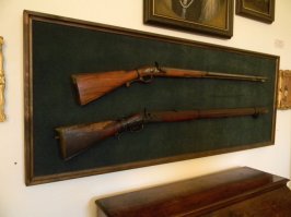 в Чехии насмотрелся. На первом фото ружья, которые переносили двое-трое человек, а на остальных - упоры, как Вы догадались, чтобы цепляться за стены, во избежание отдачи