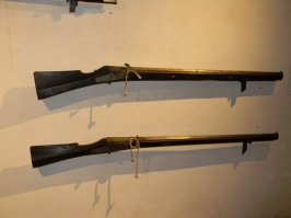 в Чехии насмотрелся. На первом фото ружья, которые переносили двое-трое человек, а на остальных - упоры, как Вы догадались, чтобы цепляться за стены, во избежание отдачи