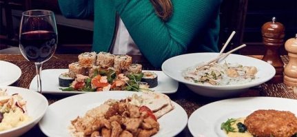 Приходиться признать, что девушка отлично выглядит если столько съедает за раз.
Одно не понятно как она собирается похудеть сьедая столько...

Может на шахте вкалывает во вторую смену?