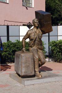 В Благовещенске тоже есть памятник челноку