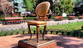 Остап и Киса в Екатеринбурге, а стул - в Одессе.
И конечно памятник великому Леониду Осиповичу в матушке Одессе