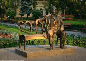 Остап и Киса в Екатеринбурге, а стул - в Одессе.
И конечно памятник великому Леониду Осиповичу в матушке Одессе