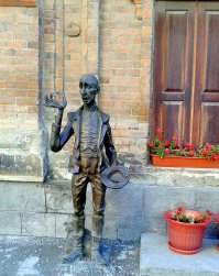 Остап и Киса в Екатеринбурге, а стул - в Одессе.
И конечно памятник великому Леониду Осиповичу в матушке Одессе