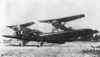 В СССР испытывались "самолеты-звено" в различных модификациях.
Самолеты-матки ТБ-1 и ТБ-3. Истребители И-4, И-5, И-Z, И-16...