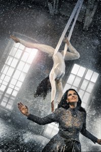 Певица Нина Шацкая, 51 год, никакого ботакса и силикона, ребра на месте. Лицо даже не фотошоплю ей никогда, клянусь!  А снег да, нарисовал )