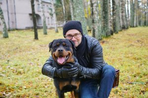 Мужик прав, хозяева собаки - д.о.л.б.о.е.б.ы, собака - не виновата, она и в Африке собака.
И, да - я сам "собачник":