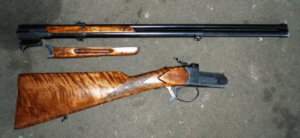 А насечка где? 
хотя бы местами.
Вот например деревянное цевье у ружья, его и держат двумя руками но насечка, все одно есть.