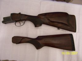 А насечка где? 
хотя бы местами.
Вот например деревянное цевье у ружья, его и держат двумя руками но насечка, все одно есть.