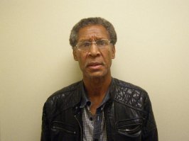 Мда, жесть, действительно тот же самый. Одно фото с сайта зарегистрированных секс-преступников, другое с видео об иске. Еще пишут, что ранее он подавал 2 иска против забегаловки Jack-In-The-Box, а также против Walmart и Denny’s. В иске против Макдональдс он указал, что ему была нанесена глубочайшая моральная травма, в результате которой он не может работать