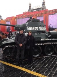 А танк-то, похоже, в вермахте служил. Немцы захваченные Т-34 немного модернизировали перед тем, как использовать, и в числе прочего ставили командирскую башенку от PzKpfw IV. На фото ее прекрасно видно.