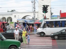 Даже на зеленый я своих учу (10,16 и 21 год), чтоб не в развалочку, а ускоренным шагом, т.к. толпаепов хватает......на фото видна ситуация, да?