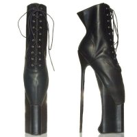 Вот эти три пары - вовсе не безумство дизайнеров, а вполне себе тематическая обувь для БДСМ-сессий.