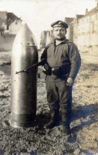 Этот малыш тоже с той войны.