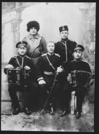 А нам  повезло. У нас и фото дедов есть. И за могилками ухаживаем до сих пор. Мой правый верхний и левый нижний. Это от сразу после "учебки."