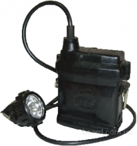 "Затяжка" - между секциями арочной крепи, обычно доска или обапол, на капитальных выработках - железобетон.
"Коногонка" - от "коня гнать".
Рубили, я так понял, обычным молотком, а не отбойным, а кислород выгорит только в районе скопления метана, который собирается вверху, как более лёгкий газ. И опять-таки криво написано, где он загорелся, в откаточном штреке - не может, ибо проветриванием выдувает, в лаве - только вверху, а в вентиляционном штреке бригаде на 6 человек просто делать нехер.