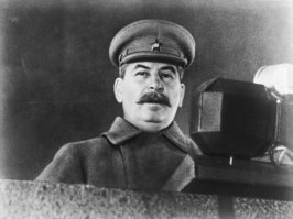 Даже Мавзолей не завесили тряпочками - уже прогресс, так глядишь вспомнят и красные флаги и красные звезды, а главное кто принимал парад...