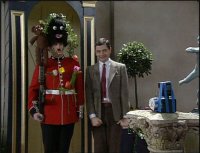 Королевского гвардейца, стоящего на посту, посетила маленькая сестра