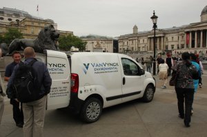 В Лондоне, на Трафальгарской площади, нет голубей, т.к. каждое утро туда приезжает суровая птица, с не менее суровым хозяином...