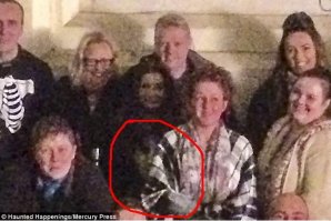 Мне одной ниже лица этой призрачной женщины видится лицо призрачного мужчины?