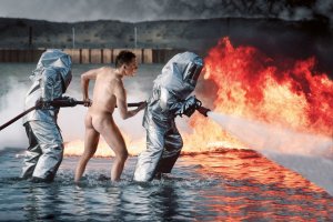 Вот нах мне календарь на стене с тремя голубцами на стене? Если не подписать что пожарные и не понятно кто они.