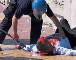 Есть такое понятие - умиление. Глядя на эти снимки испытываешь умиление, а не веру в человечество. Слишком несимметрично к тому, что понимается большинством как Зло.