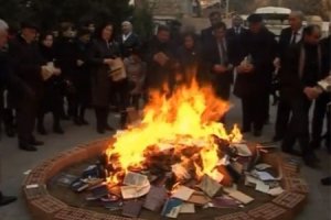 Есть такое понятие - умиление. Глядя на эти снимки испытываешь умиление, а не веру в человечество. Слишком несимметрично к тому, что понимается большинством как Зло.