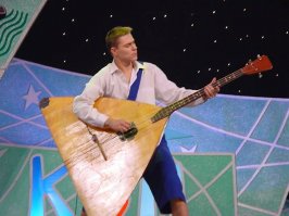 вот, вот, так и пришлось своему покупать балалайку-контрабас, большие такие... как вот у чела на фото