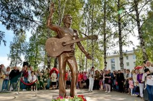 3 сентября 2016 г. в Воткинске в Удмуртии состоялось торжественное открытие памятника певцу, актеру и поэту Владимиру Высоцкому.
Памятник установлен около дома культуры «Юбилейный», в сквере, также названном в честь легендарного музыканта, артиста и поэта. Средства на него были собраны горожанами самостоятельно. Всего потребовалось 7 млн рублей.

Торжественную церемонию открытия посетил актёр, режиссер, создатель и директор Государственного культурного центра-музея Владимира Высоцкого, автор сценария фильма «Спасибо, что живой», сын музыканта Никита Высоцкий. Он выразил надежду, что памятник будет принят горожанами и станет одним из городских талисманов.