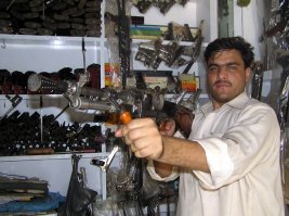 Всё в кучу люди кони , да к томуже  под фото подписи  не в папад ,как под автоматом принятом на вооружение в 74 году написать в 51 году.Да и вообще похоже автор не знает чем ак 47 от ак 74 отличается. Да на этом фото самодельный рпд а не калаш