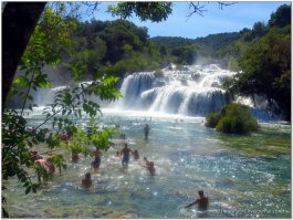 вот вам купание в Плитвицких озерах и настоящий цвет воды и зелени  без фотож.опа