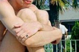 Походу и на руке указательный наполовину отрублен?