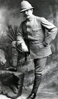 У сэра Конан Дойла что-то странное с усами.