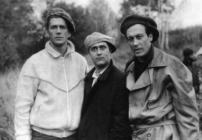 Это не 1983-й, а 1986-й год. И не фильм "Поцелуй", а фильм Романа Балаяна (в центре) "Храни меня, мой талисман". Проверять надо свои подписи под фото, господин автор.