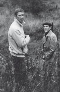 Это не 1983-й, а 1986-й год. И не фильм "Поцелуй", а фильм Романа Балаяна (в центре) "Храни меня, мой талисман". Проверять надо свои подписи под фото, господин автор.