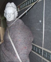 Турист так увлекся селфи, что разбил статую XVIII века в музее Лиссабона