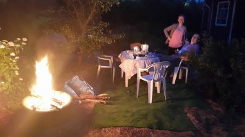 А я в этом году разорилась и купила чашу для костра, стальную, в стальной же подставке и с сеткой от искр. Вещь! Хоть и  неоправданно дорогая, но бог с ними с деньгами, главное, штука хорошая! И её, в отличие от представленной в посте, переносить можно куда хочешь, она лёгкая.