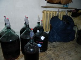 Ну как-то не всё так однозначно. Я вот сам делаю вино, коньяк, виски. У продукция годами настаивается, хранится. То есть алкоголя у меня в погребе меньше 100 литров не бывает. При этом, я выпиваю крайне редко. Крайне редко, это один-два раза в месяц. Мне лично на месяц бутылки вина вполне хватает. Получается, у меня алкоголь "на каждом углу". Мне даже и заходить не нужно никуда, просто в подвал спуститься. Вот мой погребок два года назад, сейчас продукции в два раза больше.