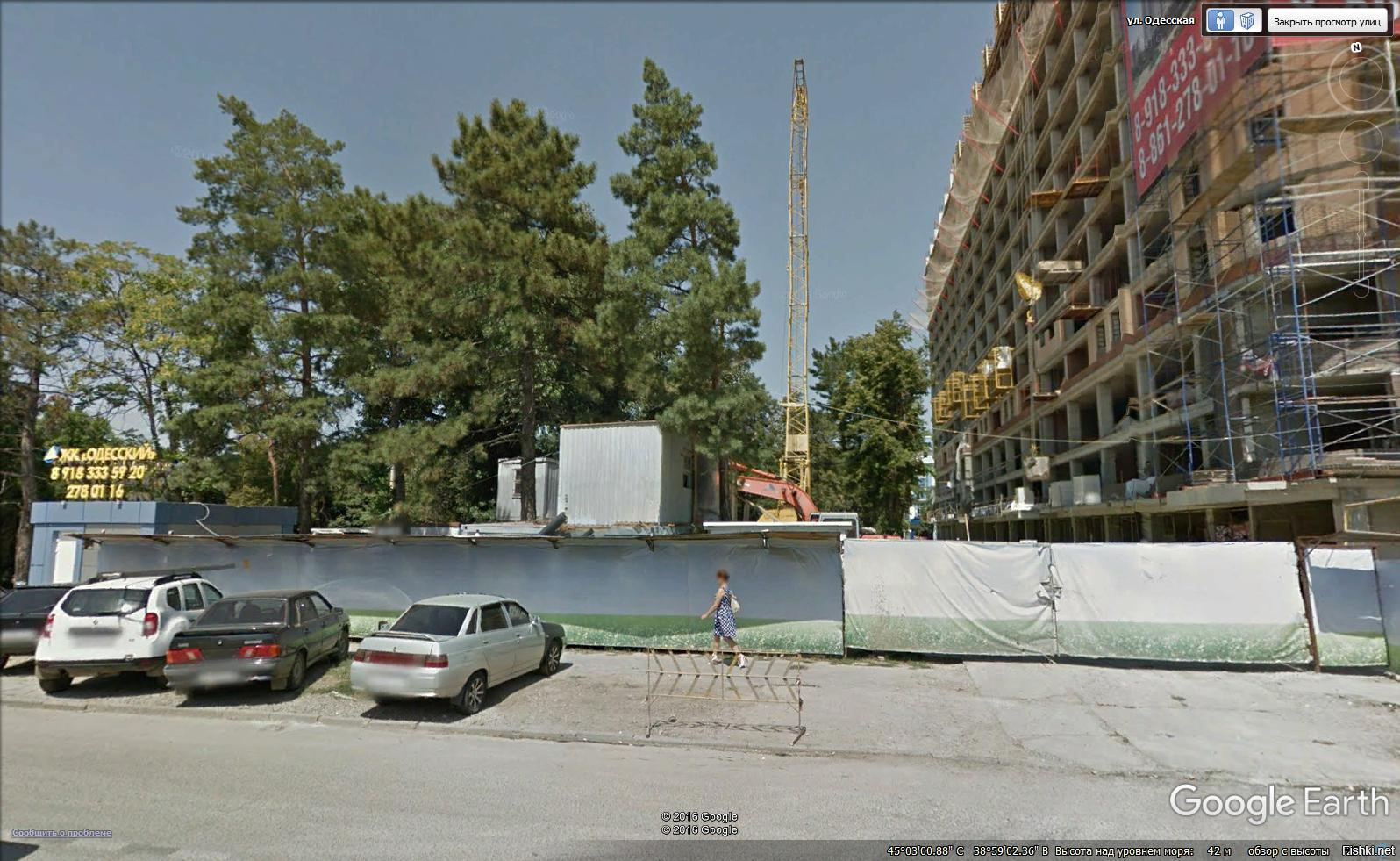 Согласен, что намного спокойней стало, однако интересные совпадения иногда не дают покоя. Краснодар. На 1 фото ниже два стареньких домика, последние такие на огромном квартале элитной застройки, да еще и выходят на дорогу. Люди небогатые там жили, были довольны местом - транспорт рядом. С разницей в несколько дней в обоих домах произошли пожары, после которых дома экстренно расселили. На 2 фото место рядом с центром, где не так давно стоял старый многоквартирный дом, у которого никак не могли решить проблему канализации, низкого напора воды и перебоев с электричеством. Пара небольших пожаров, домик сносят и О ЧУДО! вырастает многоэтажный офисный центр (уже достроен), которому всего хватает. Х.З.